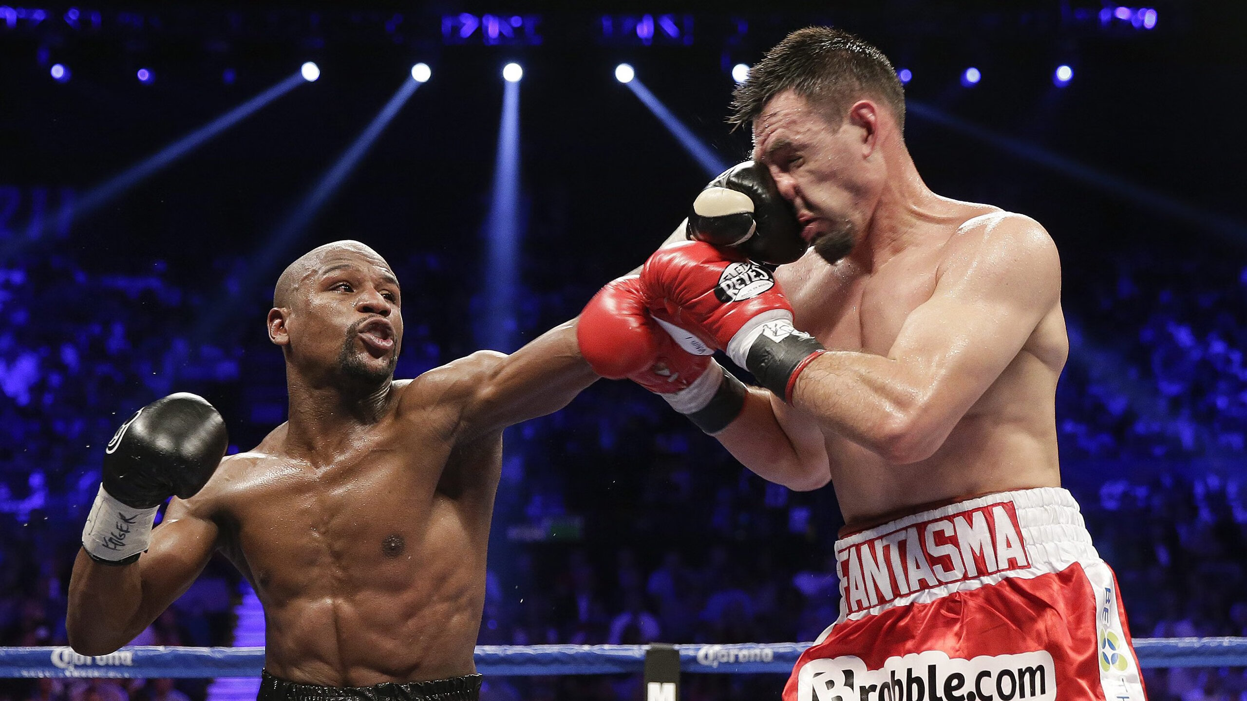 “飞盘竞技：三叉湖田径场成全球飞盘高手的竞技场”