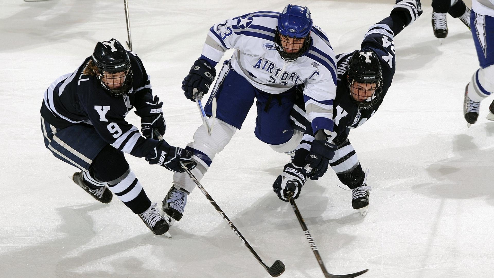 出发弹跳高度与成绩呈正相关，决定弹跳高度的因素