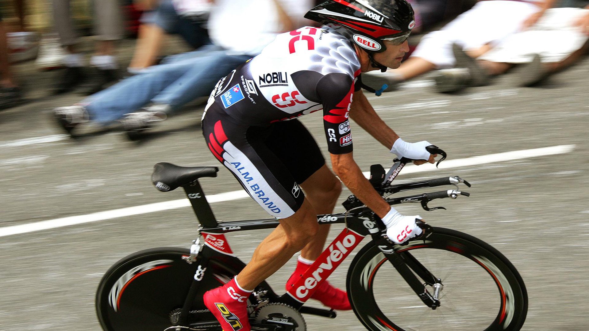 “宽板滑水:东三叉湖马鞍山赛场再度引领水上运动新风潮”